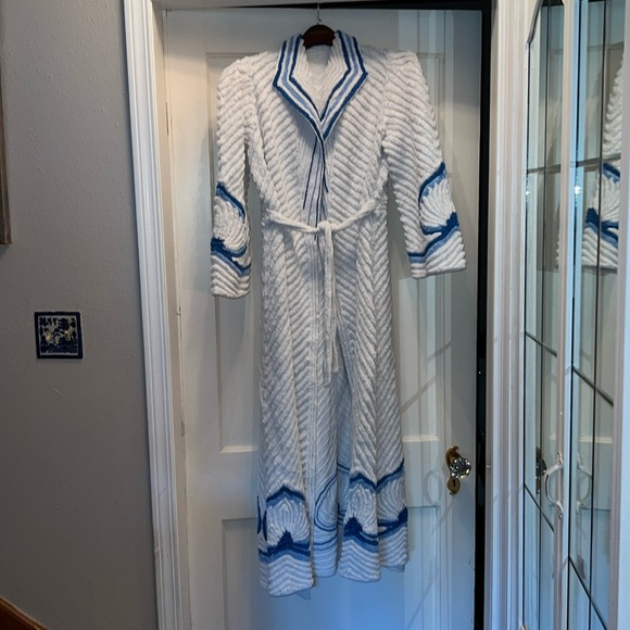 Vintage Chenille bathrobe - Picture 1 of 8
